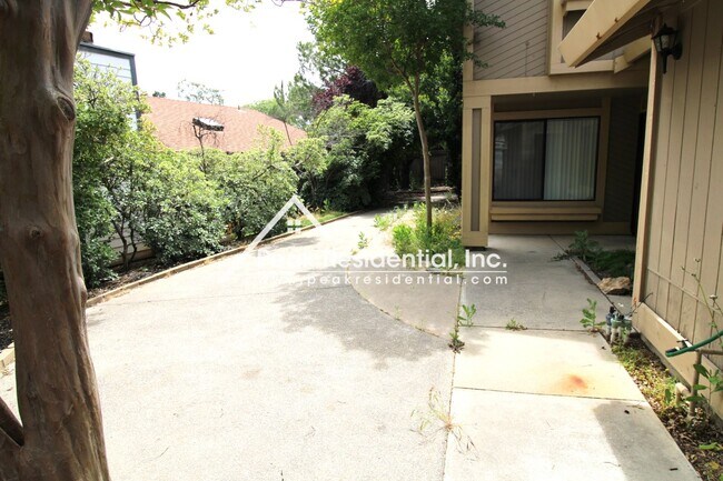 Building Photo - Spacious 3bd/2.5ba Antelope Home with 2 Ca...