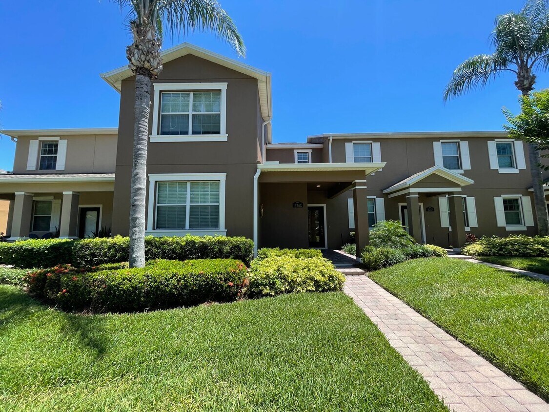 Foto principal - Elegant 4 Bedroom, 2.5 Bathroom Townhome i...