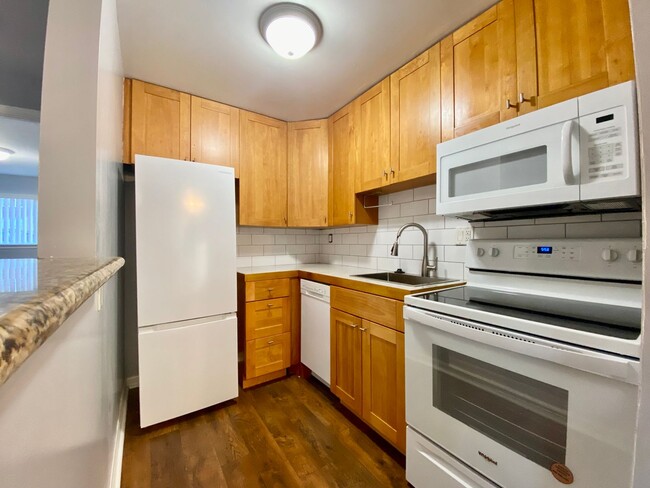 Building Photo - Fully updated Seatac Unit!