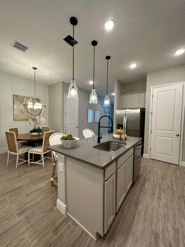 Foto principal - 6493 Cyrils Dr
