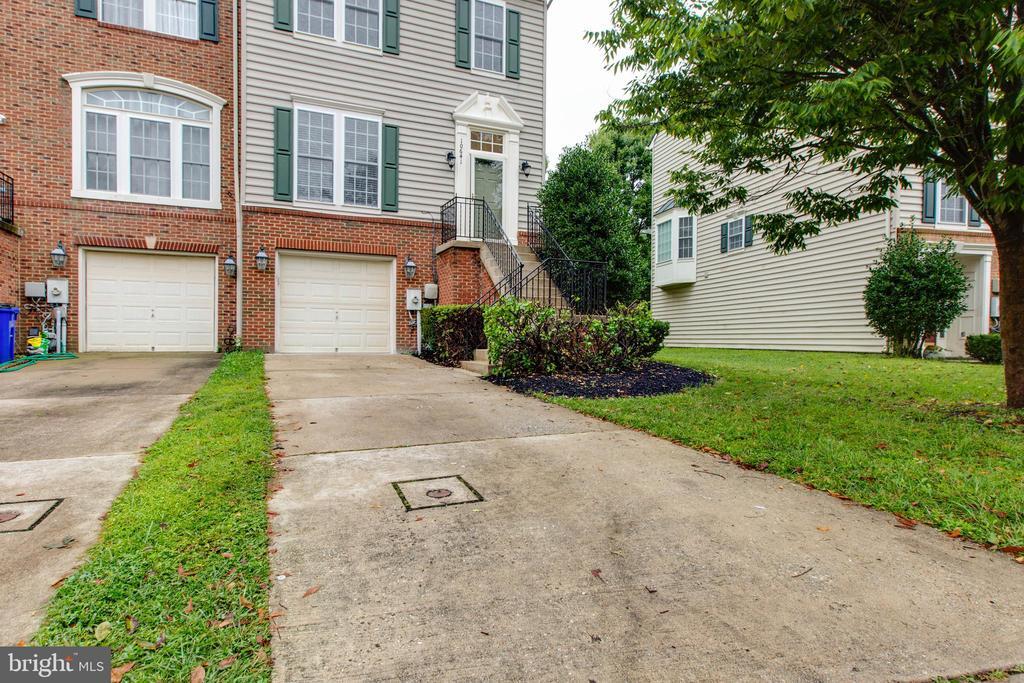 Primary Photo - 10641 Hillingdon Rd