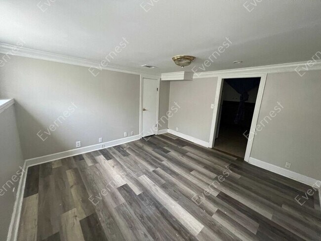 Building Photo - 1029 Waverly St