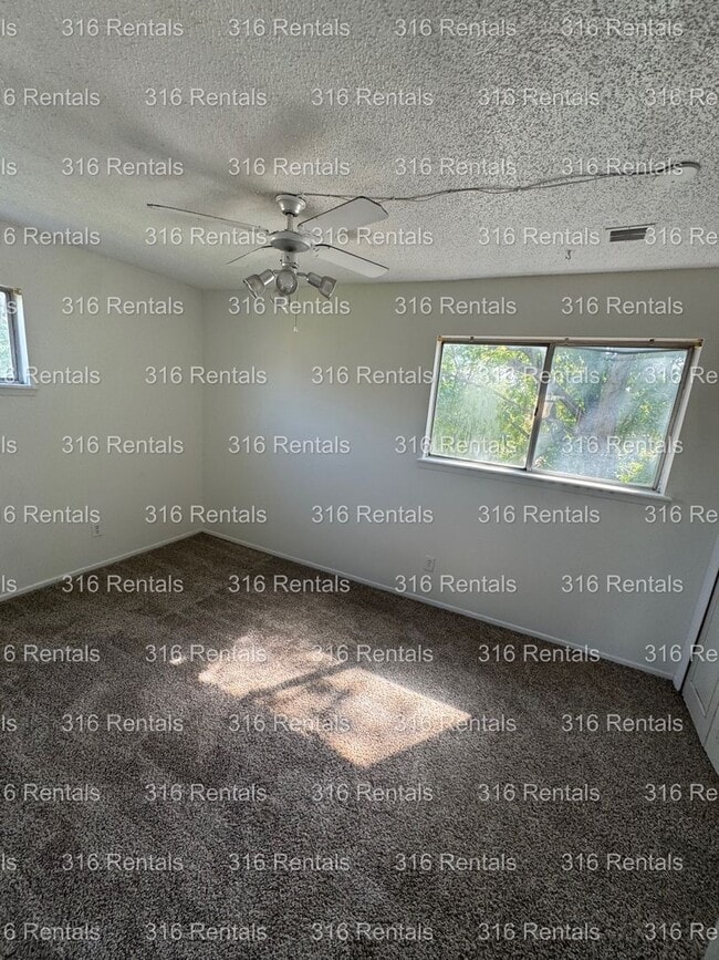 Building Photo - $850- 2 bed 1 bath - Townhomes