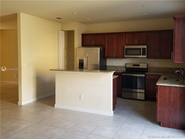 Building Photo - 9577 Town Parc Cir S