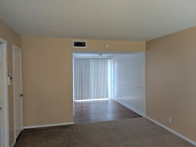 Building Photo - Germantown Condo Near Poplar Ave!