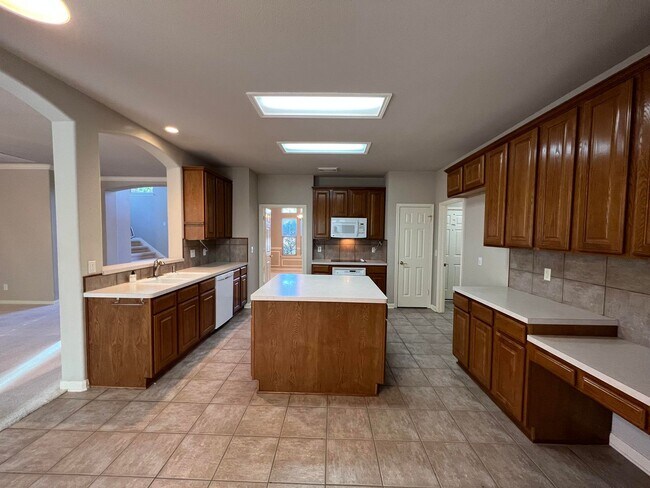 Building Photo - SPACIOUS 4 BEDROOM 3.5 BATH FEATURING AN I...