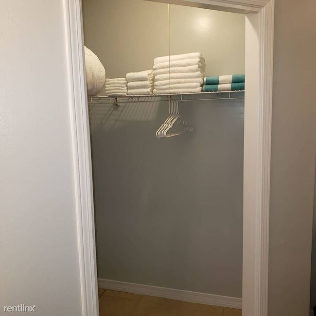 Building Photo - 1 br, 1 bath Condo - 4114 Holiday Dr