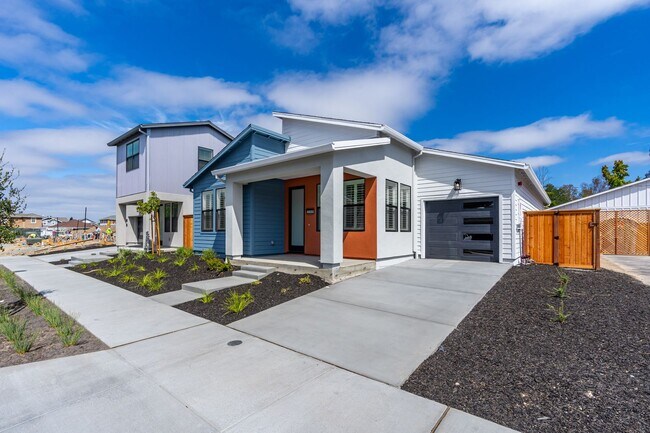 Foto del edificio - Bright and Beautiful 3 bedroom 2 full bathroom Home! Attached two car tandem garage with large en...