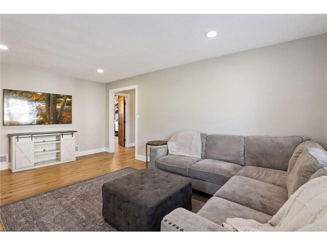 Building Photo - 311 Park St E