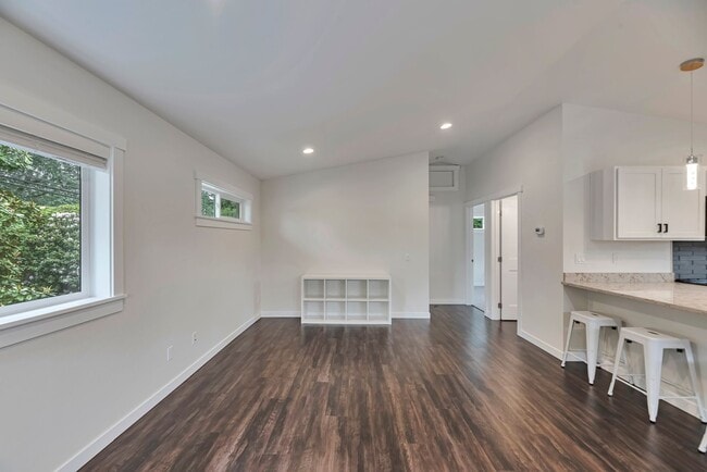Building Photo - For Rent: Stunning 2BR/1BA Above-Garage Ap...