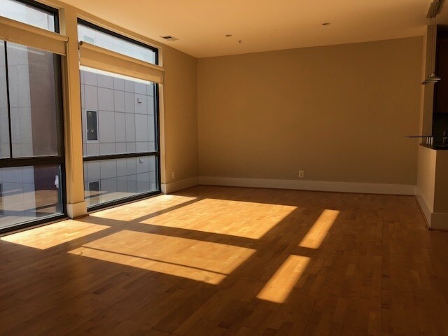 Foto del edificio - Spacious and Sunlit 1 BD 1BA in the Bustli...