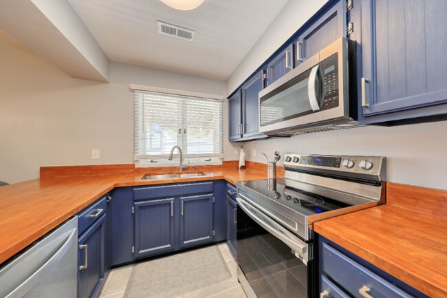 Building Photo - 6813 Porcher Dr