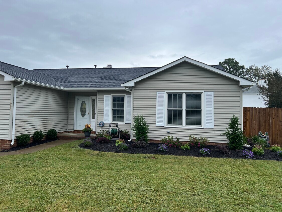 Foto principal - 1060 Wasserman Dr