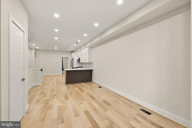 Building Photo - 614 I St NE