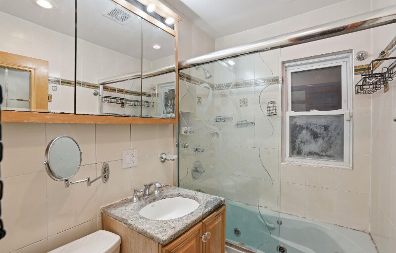 Foto del edificio - 82-01-8251 251st St