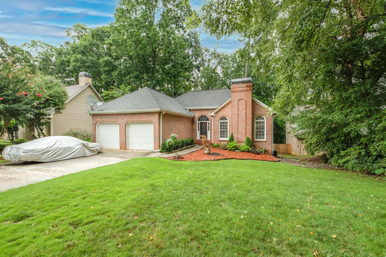 Foto principal - 221 Tennis Ct Ln