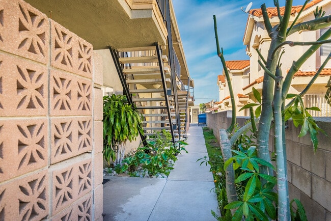 Building Photo - 1107 S Marguerita Ave