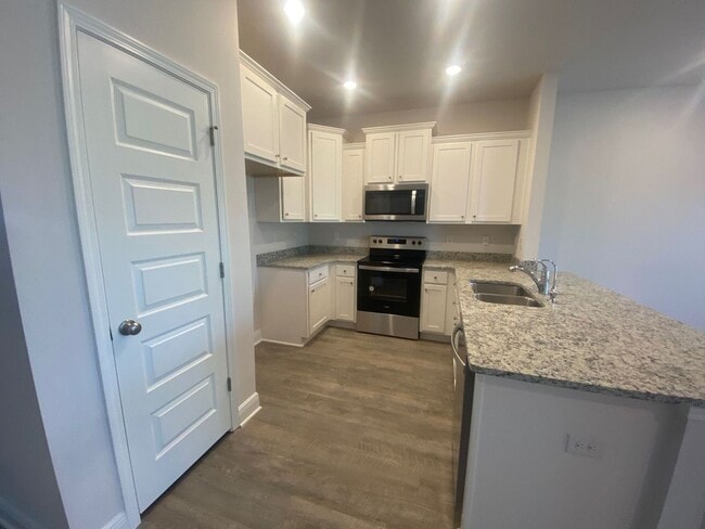 Building Photo - Modern, Spacious & Efficient Townhome in Lynn Haven! *1/2 OFF Security Deposit for Active-Duty Mi...