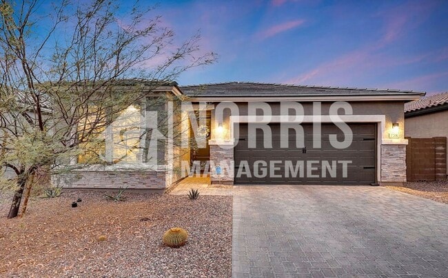 Foto del edificio - Beautiful Brand New Home with A POOL!