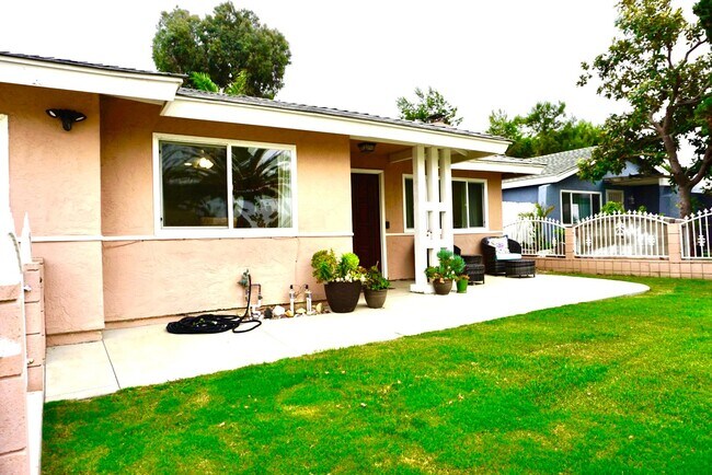 Building Photo - Quaint Four Bed/ Two Bath in Oceanside