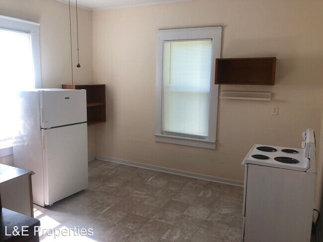Building Photo - 1 br, 1 bath House - 220 Summit Ave.