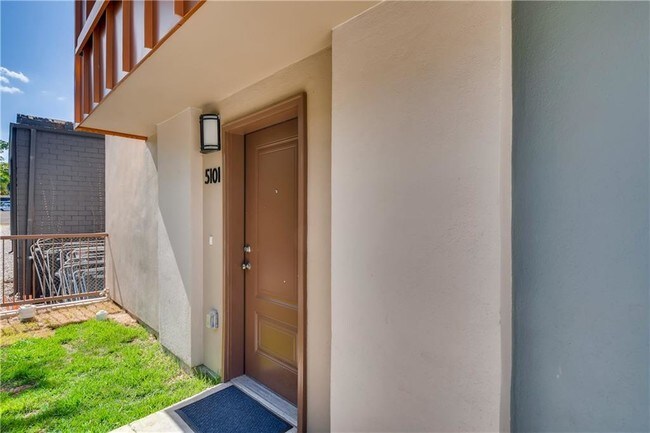 Foto del edificio - 2827 Manor Rd