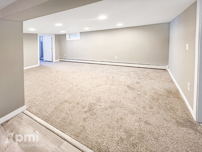 Building Photo - 1-Bedroom Apartment in a great commuter lo...