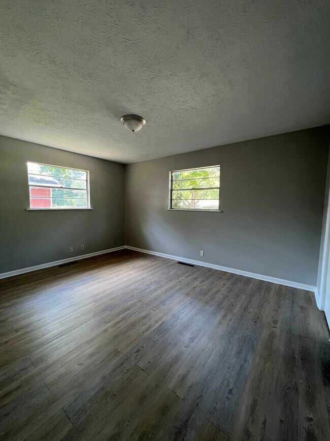 Foto del edificio - Updated 5 bedroom 2.5 bathroom home in a great east side location