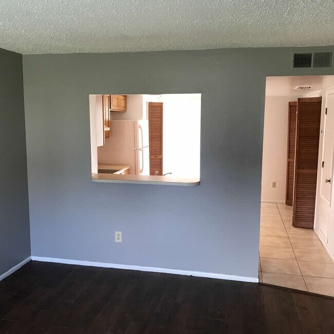 Building Photo - GREAT 2/2.5 Townhome Near UCF!