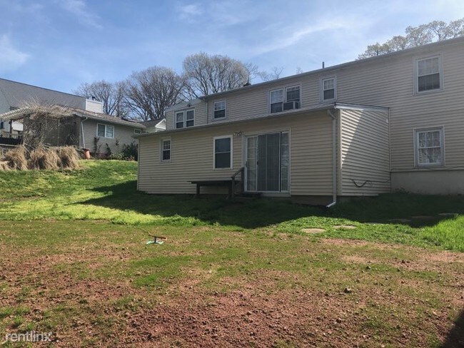 Building Photo - 3 br, 1 bath Apartment - 34 Highland Ave.