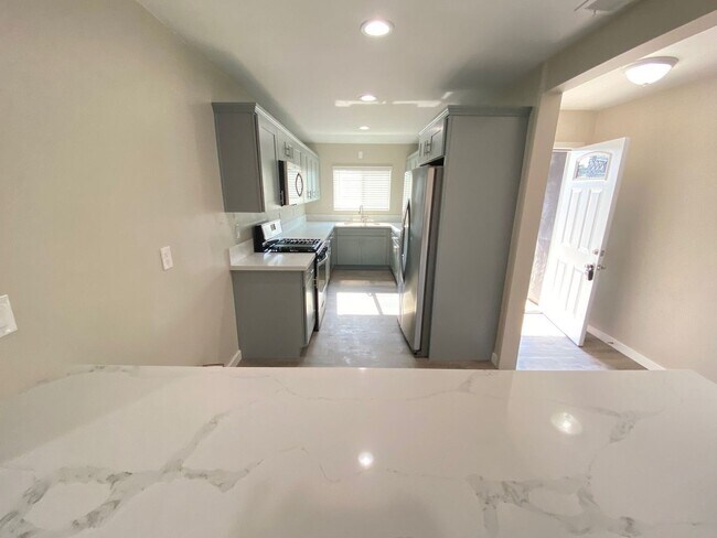 Foto del edificio - Remodeled 4BD/3BA, Detached Bedroom!