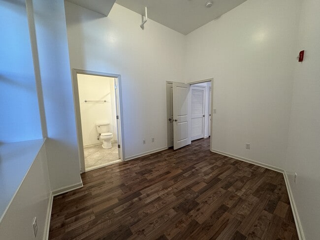 Interior Photo - 333 Earp Street