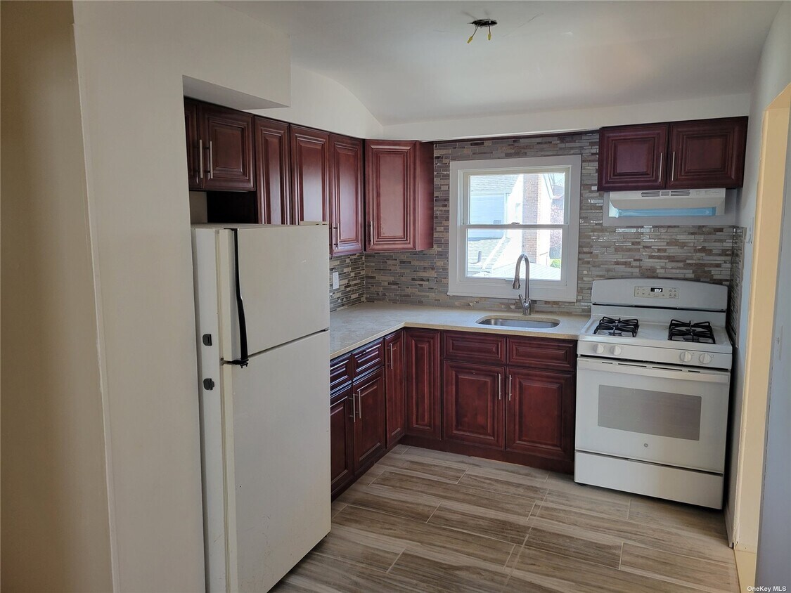 24127 Weller Ave, Queens, NY 11422 Room for Rent in Queens, NY