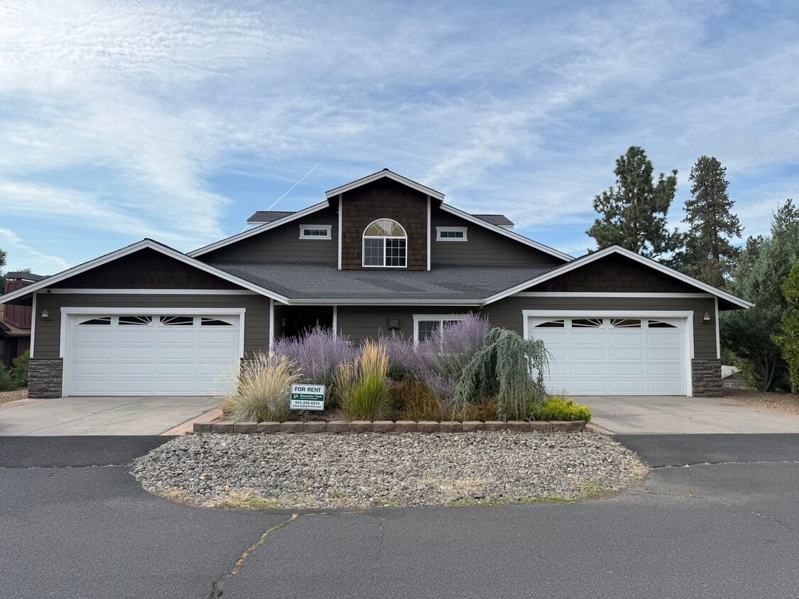 Primary Photo - Spacious 3 Bed/3.5 Bath Home with Two Prim...