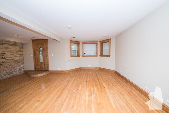 Building Photo - 2611 N Sawyer Ave
