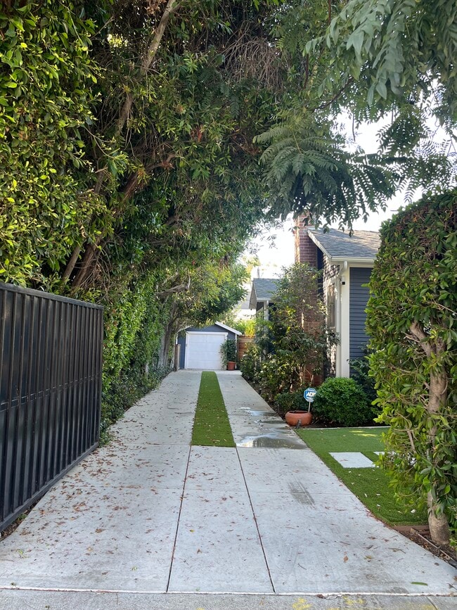 Building Photo - 7024 De Longpre Ave