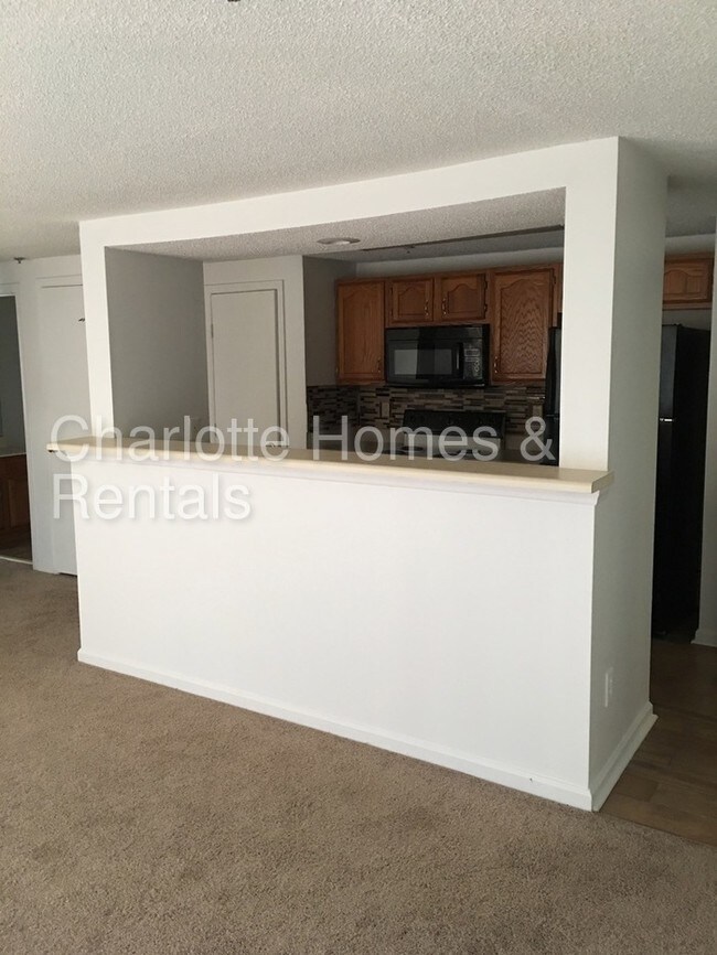 Foto del edificio - 1649 Arlyn Cir