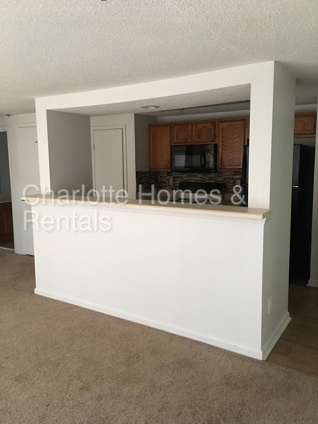 Building Photo - 1649 Arlyn Cir