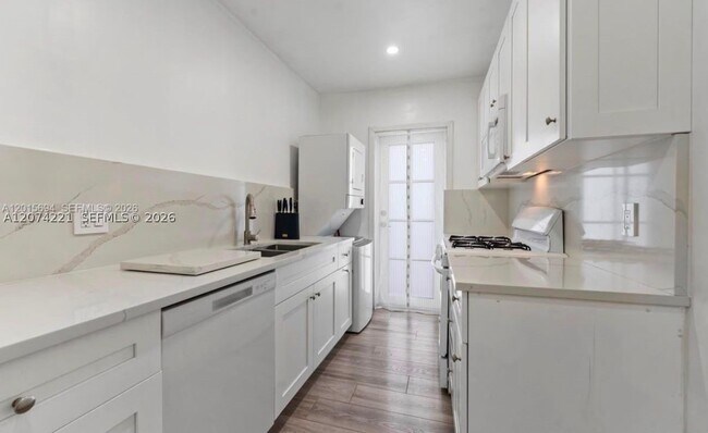 Foto del edificio - 8550 Byron Ave