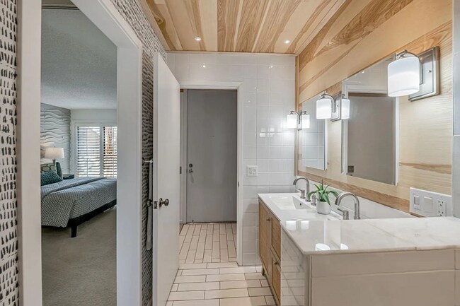 Foto del edificio - Updated bath with new vanity, tile and lig...