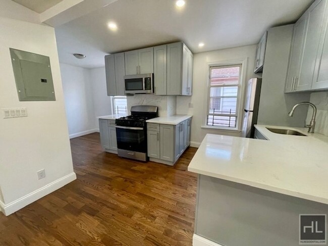 Building Photo - Newly Renovated, Beautiful 4 Bedroom Apt i...