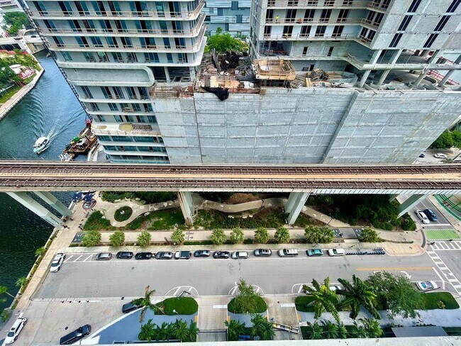 Foto del edificio - 690 SW 1st Ct