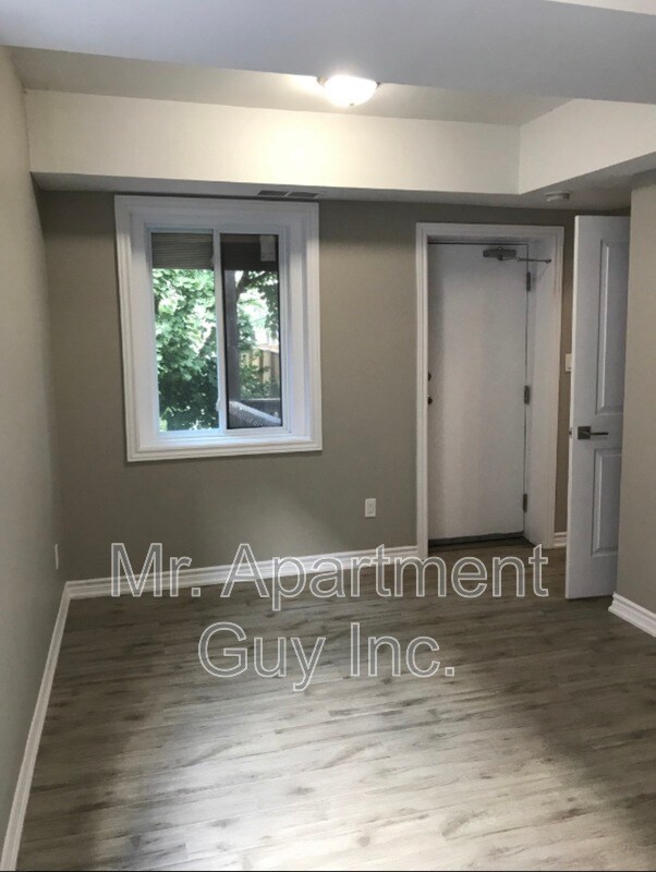 Photo du bâtiment - 827 Main St E