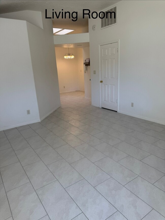 Building Photo - 2050 W Canyon View Dr