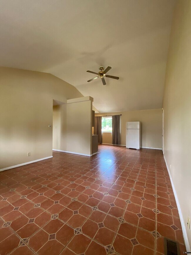 Foto del edificio - 3 Bedroom Home in Mishawaka