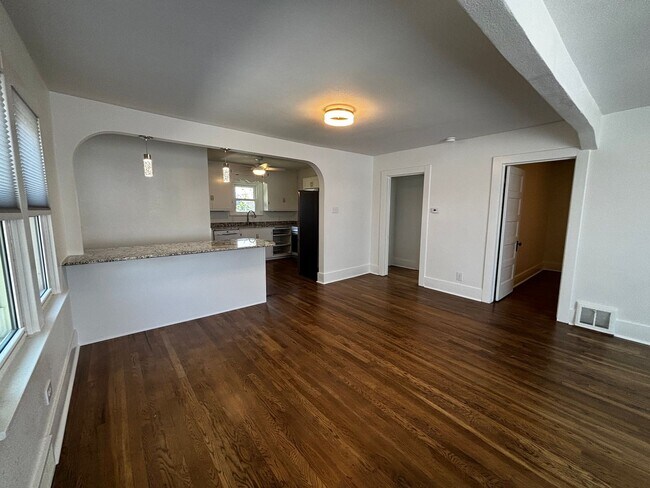 Building Photo - 1117 W 31st St