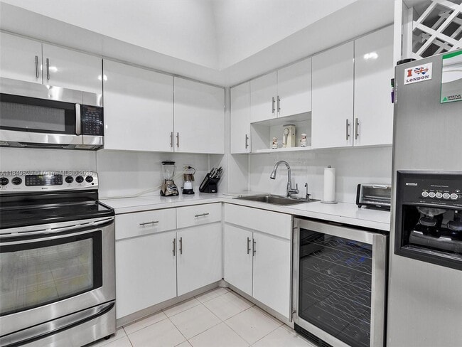 Building Photo - 5555 Collins Ave