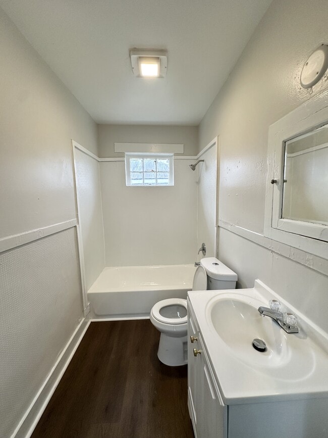 Building Photo - 1556 Burgin Ave