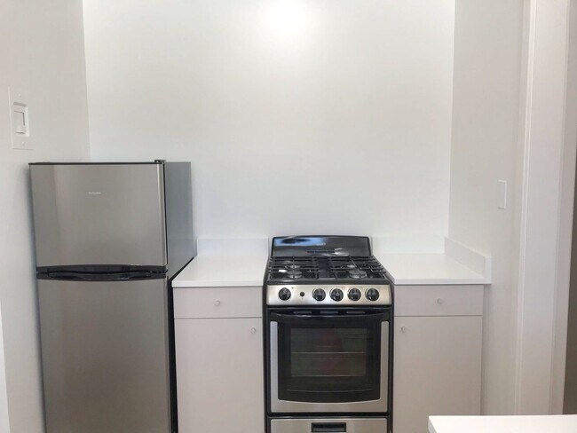 Foto del edificio - Make this your home! Fully remodeled 1 bedroom, 1 bath! Great Los Alamos Location. Upstairs Unit ...