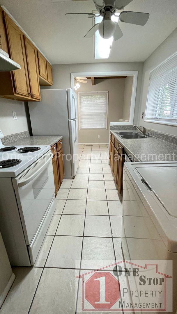 Building Photo - Split level 3 bedroom, 1.5 bathroom, and 1...